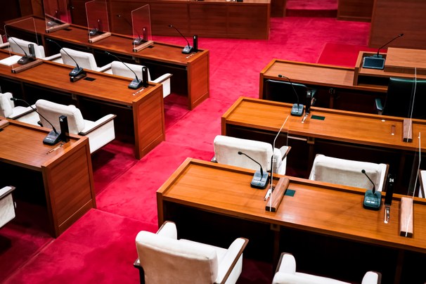 議会の机など