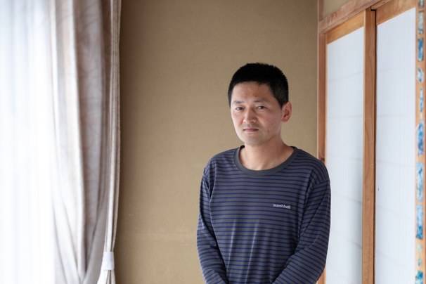 自宅の縁側にいる清水さんの写真