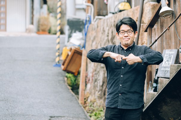 自営のカフェの前にいる笠井さん