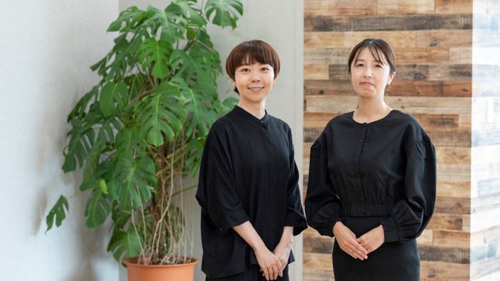 番外編「きこえない人ときこえる人を、電話でつなぐ仕事」　通訳オペレータ2人の写真