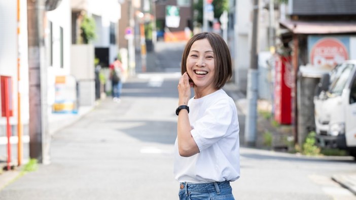 住宅地の街路にいる栗田さん